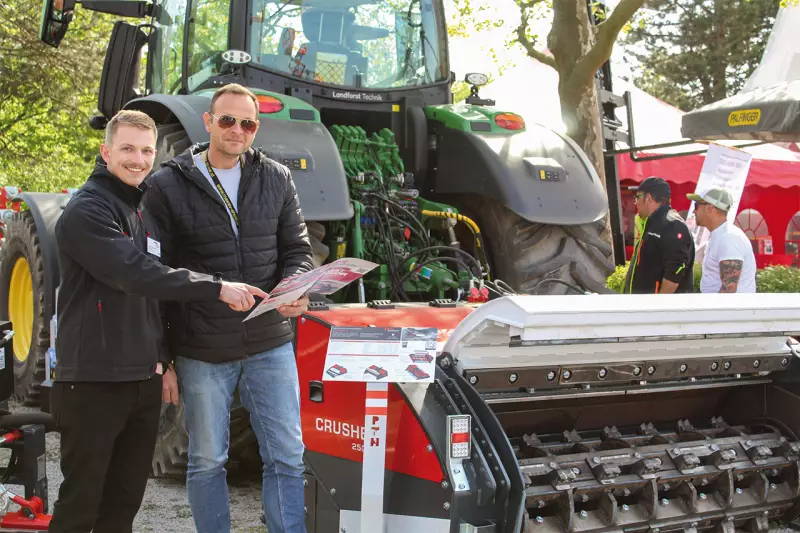 (V. l.) Christoph Schrittwieser und Dieter Grossenberger von PTH Products werfen selbst auch mal einen Blick ins Produktprogramm, um Besuchern den besten Service bieten zu können. Quelle: Treffpunkt.Bau
