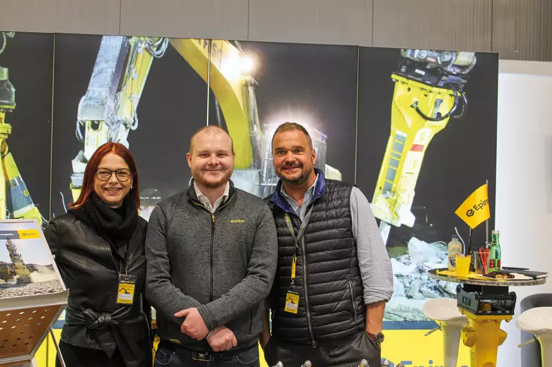 Das Epiroc-Team hatte Grund zur Freude: Epiroc hatte nicht nur einen eigenen Stand auf der Mawev Show. Der Baumaschinenhändler Ascendum zeigte auf seinem 1.700 m² großen Stand erstmals den Volvo ECR50 twindrive und rüstete ihn mit dem Hydraulikhammer SB 202 von Epiroc aus – Win-win also. Quelle: Treffpunkt.Bau
