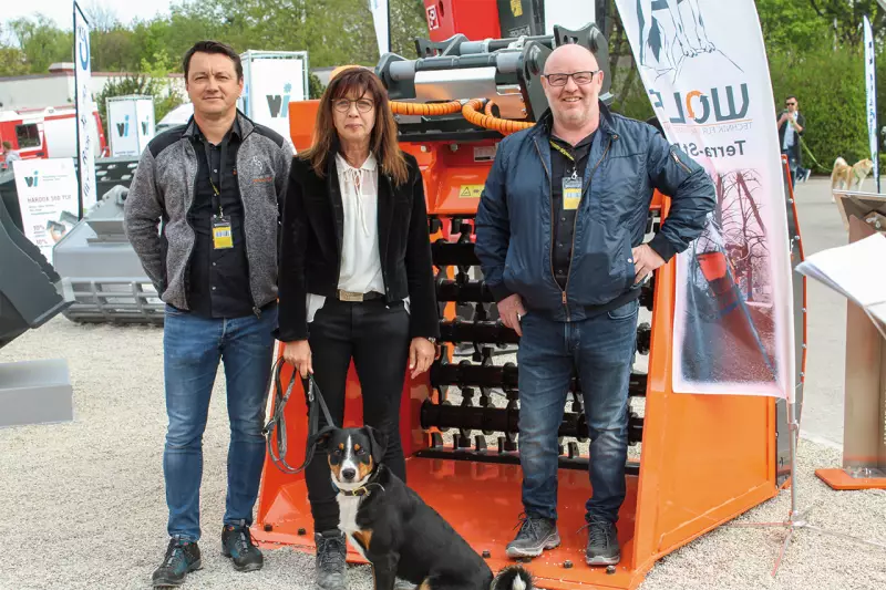 Tierisch gut: (v.l.) Jürgen Deinhart, Vertrieb Süddeutschland, Sabine Schnatz, Assistenz der Geschäftsleitung, und Jürgen Wolf, Geschäftsführer Wolf Technik für Baumaschinen, mit ihrem Wachhund Linus. Quelle: Treffpunkt.Bau
