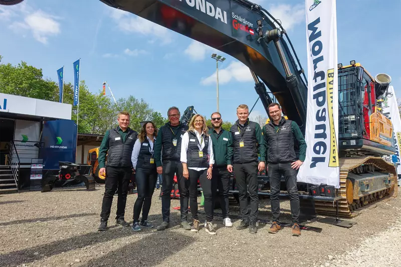 Wiedersehen macht Freude: Walter und Gerdi Mörtlbauer (Bildmitte) mit dem österreichen Mörtlbauer-Team. Mit zur Mawev brachten sie unter anderem das SkanCraft-Angebot und Hyundai-Maschinen. Quelle: Treffpunkt.Bau
