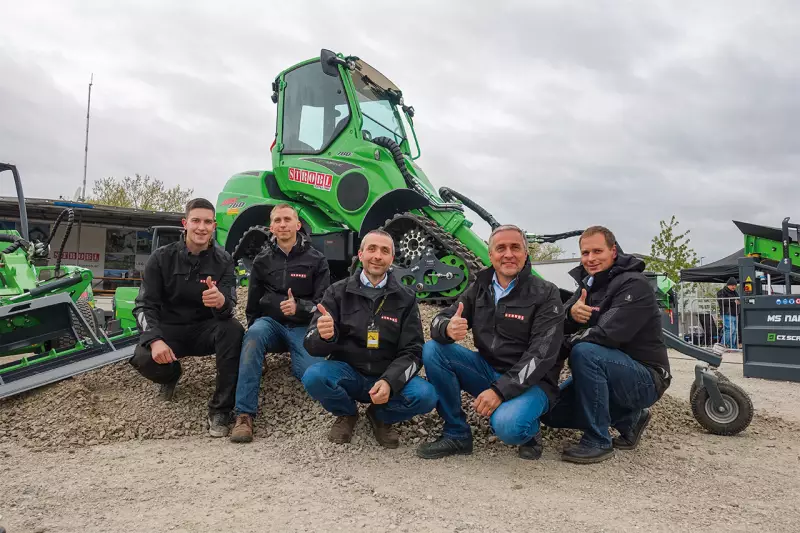 Daumen hoch für eine gelungene Messe: Das Avant-Team Österreich (Firma Strobl) vor einem Avant 760 mit Raupenfahrwerk. Der Multifunktionslader ist eine Spezialanfertigung der Firma Strobl. Quelle: Treffpunkt.Bau
