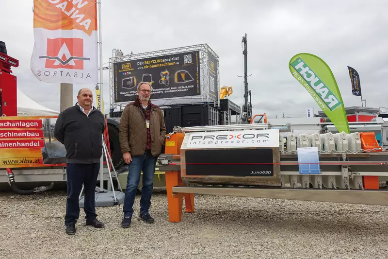 (V. r.) Wolfgang Ströbitzer, Geschäftsführer Albatros Engineering, mit seinem Geschäftsparter Paolo Ingmar Lollo, Sales Department Prexor, aus Italien. Albatros ist spezialisiert auf Lkw-Reifenwaschanlagen mit geringem Energie- und Wasserverbrauch. Quelle: Treffpunkt.Bau
