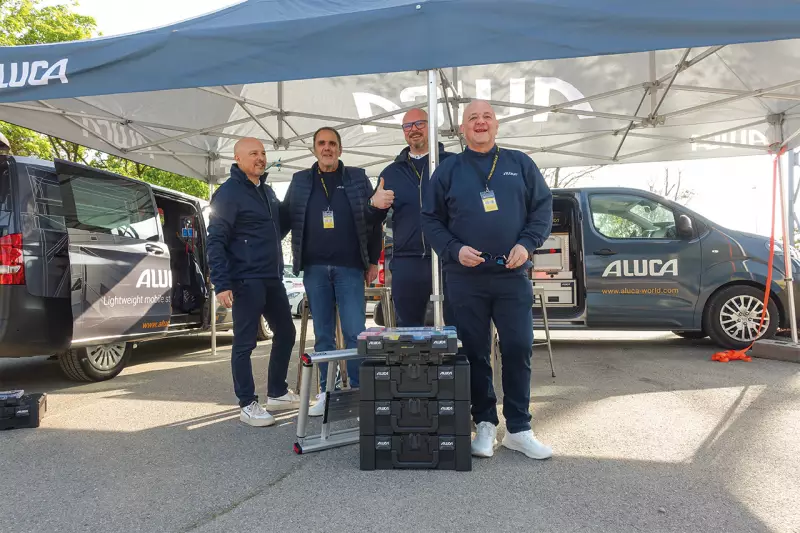 Das Aluca-Team strahlt: Das Unternehmen aus Baden-Württemberg ist spezialisiert auf die Entwicklung, Produktion und den Vertrieb von hochwertigen Fahrzeugeinrichtungen aus Aluminium. Besonderes Augenmerk liegt auf individuellen Fahrzeugeinrichtungslösungen. Quelle: Treffpunkt.Bau
