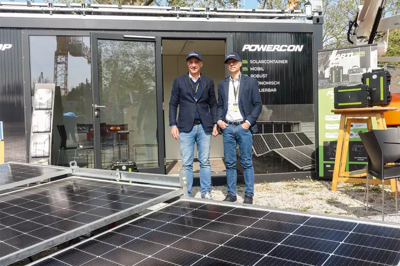 (V. l.) Dominik und Alexander Hartl, Geschäftsführer Hartl Energy, vor dem „POWERCON“, einem mobilen Solarcontainer mit 168 PV-Modulen mit je 480 Wp, 70 kW Wechselrichter und AC-Anschlussschrank, der Baustellen mit ordentlich Power versorgt. Quelle: Treffpunkt.Bau
