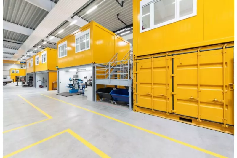 Die Containerfassaden wurden im typischen „Max-Bögl-Gelb“ lackiert. Die leuchtende Farbe schafft innerhalb der Halle eine sonnige, kreative Ausbildungsatmosphäre.