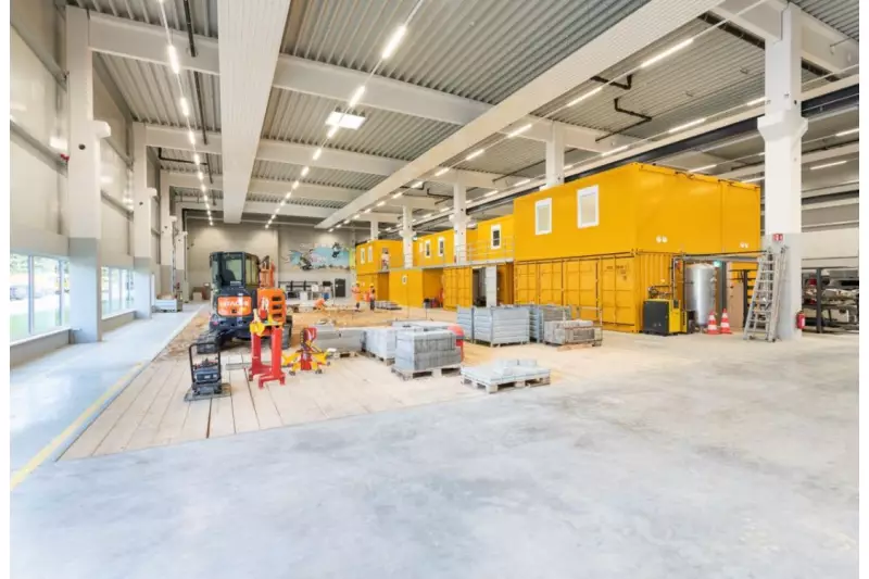 In das neue Ausbildungszentrum der Firmengruppe Max Bögl wurde eine zweistöckige Anlage aus 20 FAGSI Qualitätscontainern integriert, in der unter anderem Büro- und Besprechungsräume sowie Materiallagerräume untergebracht sind.