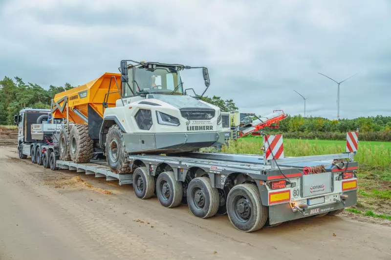 Auf den schmalen Wegen und im unebenen Gelände der Grube zeigte das Fahrzeug seine Stärken, da die kompakte Bauweise und die 19.5-Zoll-Pendelachsen ein präzises und stabiles Manövrieren ermöglichten.