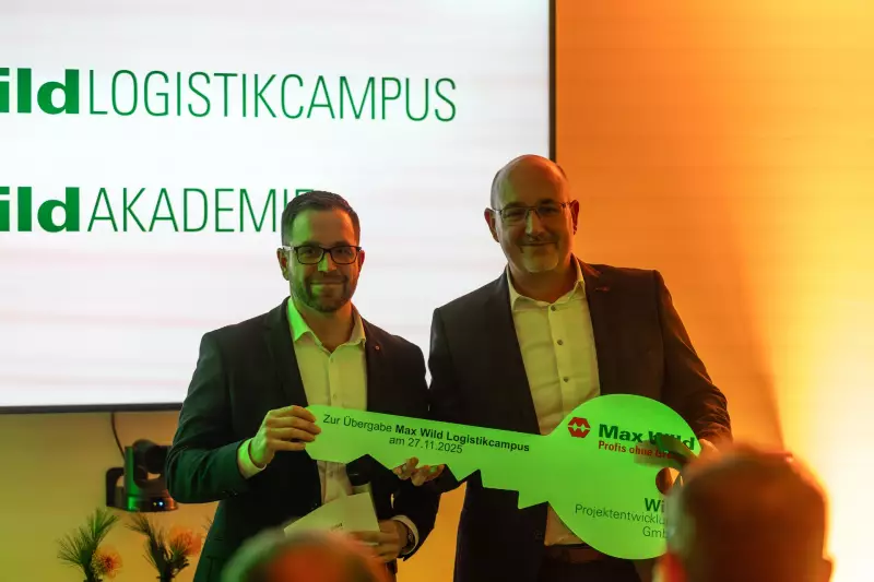 Schlüsselübergabe für den neuen Logistikcampus: Geschäftsführer Jochen Wild (rechts) und Projektentwickler Josef Staller. Foto: Max Wild
