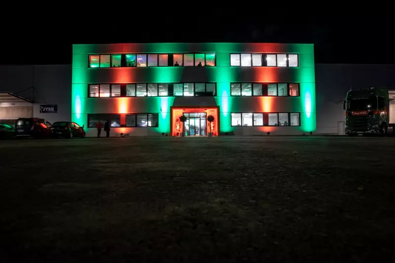 In Szene gesetzt: Die Außenseite des Logistikcampus wurde für die Eröffnungsfeier in den Farben von Max Wild erleuchtet. Foto: Max Wild