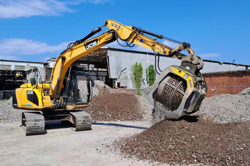 Jenkins Recycling nutzt einen MB-S14 Sieblöffel, um ein Schottergemisch für einen kompakten und stabilen Untergrund aufzubereiten. Quelle: MB Crusher