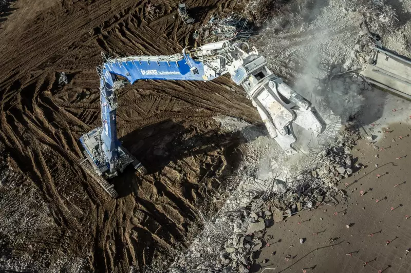 An dem 200-t-Longfront-Bagger von Plannerer ist eine Kombischere vom Typ MBI CC35R Bi-Booster angebaut.