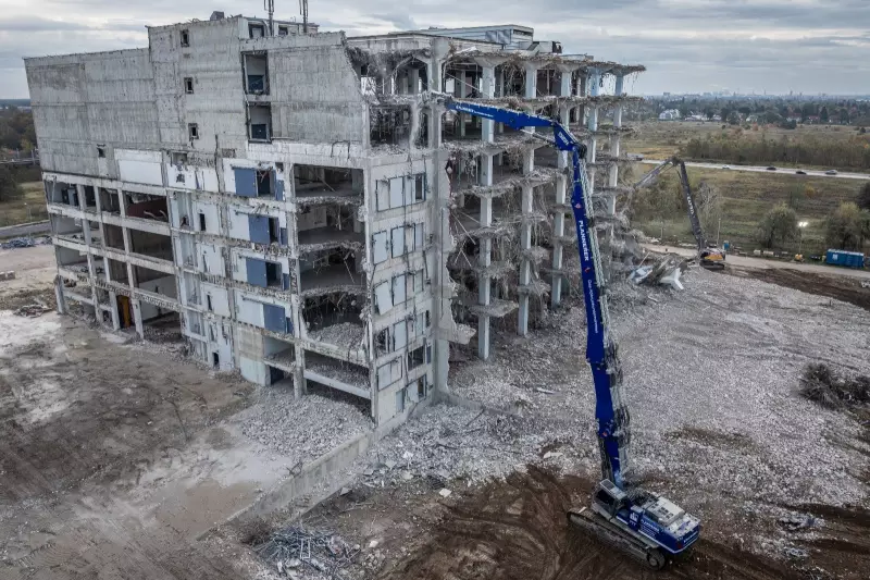 Schwerstarbeit in bis zu 49 m Höhe. Das gesamte Gebäude ist in Ortbetonbauweise mit einer sehr hohen Betongüte errichtet.