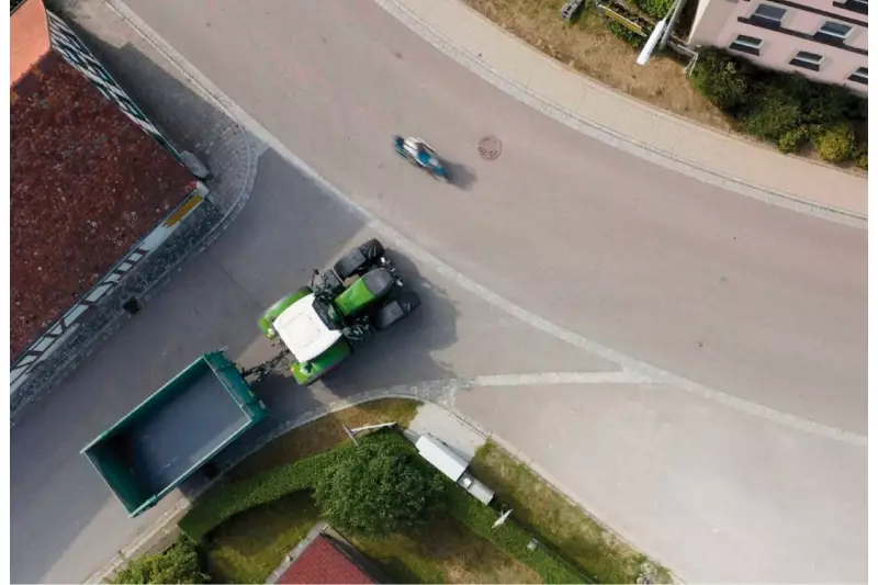 Beim Einfahren in unübersichtliche Kreuzungsbereiche benötigen Fahrzeuge und Maschinen mit einer
Vorbaumaßüberschreitung von 3,50 m einen Einweiser.