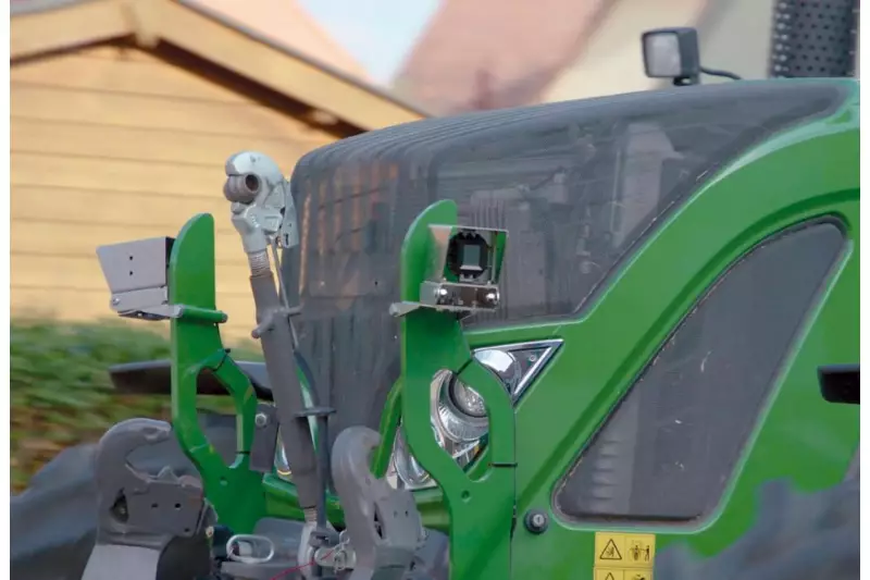 Das Q-KMS besteht aus zwei Kameramodulen, die an der Fahrzeugfront angebracht werden. Über zwei ergonomisch platzierte Monitore im Fahrerhaus hat der Fahrer ideale Sicht auf den sich nähernden Querverkehr.