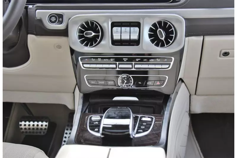 Damit sich niemand entscheiden muss: Touchpad, bewährter Controller und Direkt-Tasten für häufig genutzte Funktionen stehen gleichzeitig zur Verfügung. Auch die Differentiale werden über Direkt-Tasten angewählt.