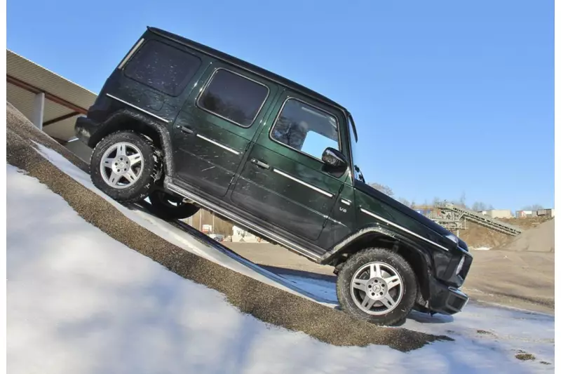 Wattiefe, Bodenfreiheit, Böschungswinkel und die Steigfähigkeit sind das, was die G-Klasse auszeichnet. Sie ist zudem fahrstabil bei einer Schräglage von bis zu 70 %.