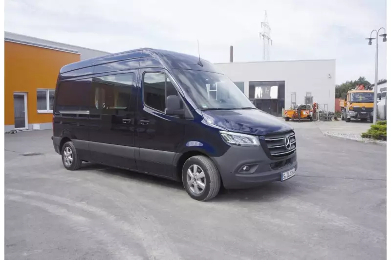 Unser Testfahrzeug ist ein Mercedes-Benz Sprinter 314 CDI Kastenwagen 4x2 mit nahezu Vollausstattung und Frontantrieb, was 50 kg mehr Zuladung und einen 80 mm niedrigeren Ladeboden bringt gegenüber Fahrzeugen mit Hinterradantrieb.