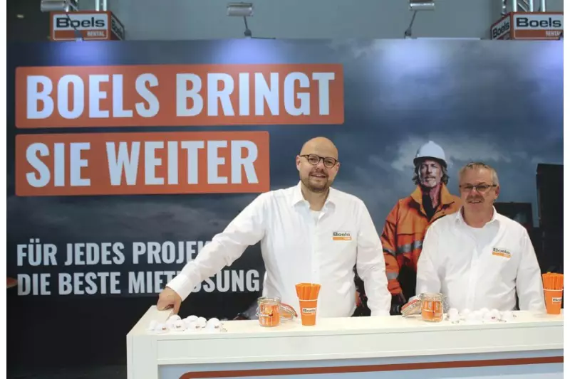 (V.l.) Olaf Rodert, Senior Account Manager, und Bernhard Mayer, Project Manager, von Boels Rental präsentierten einen Ausschnitt des Mietprogrammes. Der Baumaschinenverleih hat die Ausrüstung, den Service und die Erfahrung, um Kundenprojekte mit den passenden Mietgeräten erfolgreich zu machen. Quelle: Treffpunkt.Bau