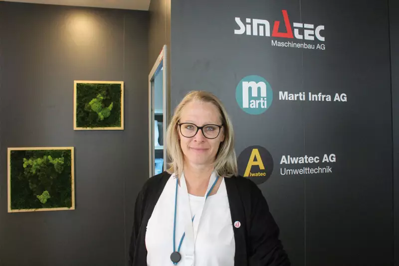 Standards setzen, statt Stangenware liefern. Simatec plant und konstruiert innovative, kundenspezifische stationäre und containermobile Anlagen in der Steine-, Erden- und Recyclingindustrie. Anita Heer, Marketingverantwortliche, informierte uns über Neuheiten. Quelle: Treffpunkt.Bau