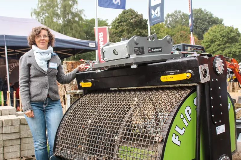 „Den FlipScreen E30 an einem 10-t-Bagger anbauen und mit 25-mm-Sieb einen Durchsatz von bis zu 30 m³/h erzielen, Humus zurückgewinnen oder Material sieben für Recycling und Verkauf. So einfach geht es“, sagte Yvonne Eugster von Terrasystems. Quelle: Treffpunkt.Bau