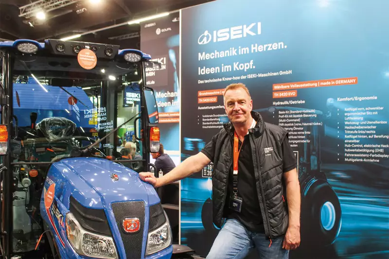 Oliver Sticht, Head of Marketing der Iseki Maschinen GmbH, neben einem Modell aus der TH-Serie. Iseki präsentierte sich auf der GaLaBau mit einer neuen Dachmarke, einer neuen Außendarstellung und zahlreichen Produktinnovationen. Rund 66.000 Besucher erlebten die Premerienvorstellung auf der Messe. Quelle: Treffpunkt.Bau