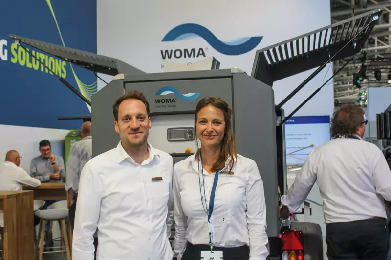 Wasserkraft als Werkzeug. Woma ist seit 1962 aktiv in der Hochdrucktechnik und liefert Know-how sowie Technologien für Wasserdrücke bis zu 4.000 bar. Daniela Greenman und Christopher Durst zeigten die Neuerungen auf dem Gebiet der Hochdruckpumpen. Quelle: Treffpunkt.Bau