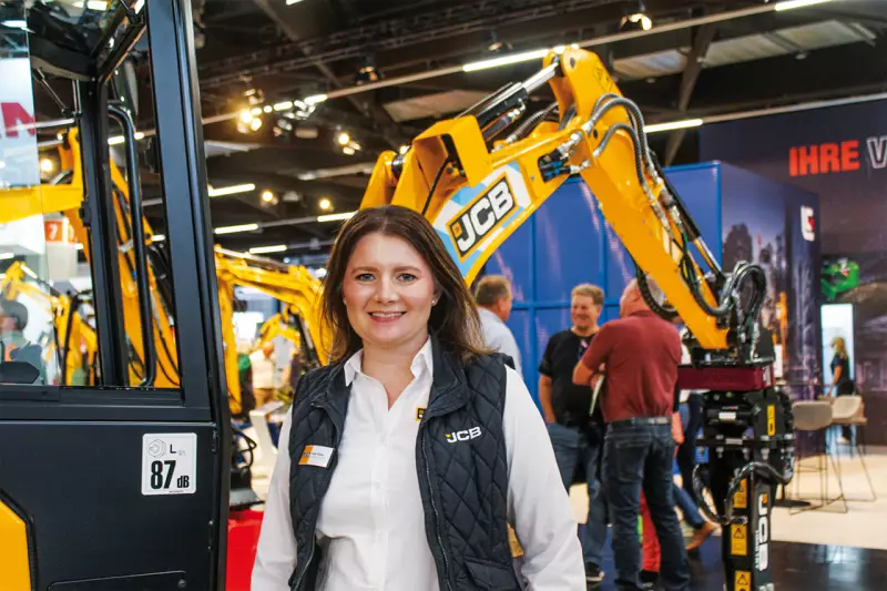 Sarah Köhler, Marketing Managerin JCB Deutschland, strahlt. Der britische Hersteller hat eine große Auswahl für GaLaBauer. Erst im März hat JCB seine neuen Minibagger-Modelle der 2,5-t-Klasse vorgestellt: den 25Z-1 ohne Hecküberstand und den 26C-1 mit konventionellem Heckschwenkradius. Quelle: Treffpunkt.Bau