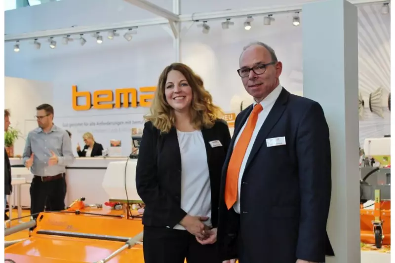 Mit neuen Ausstattungsmerkmalen wurde der Bema Groby Light auf dem Messestand präsentiert. Im Bild: Nicole Pöttering, Marketingverantwortliche, und Wilfried Mayrose, Exportleiter.