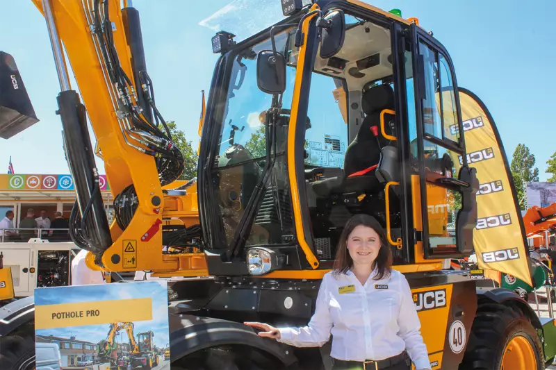 Schlaglochstopfen in 8 Minuten. Der JCB Pothole Pro ist eine 3-in-1-Lösung, die die Aufgaben Schneiden, Fräsen und Reinigen ohne Werkzeugwechsel erledigt. Sarah Köhler präsentierte uns das einzigartige Gerät, das die Asphaltdecke bis zu 10-mal schneller wieder glattzieht. Quelle: Treffpunkt.Bau