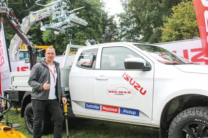 Stefan Gethöffer ist der Inhaber von Gethöffer Nutzfahrzeuge und der Spezialist für hochwertige und individualisierte Pickups und Anhänger. Der „BIG-MAX“ ist eine Eigenentwicklung: Das extralange, geländegängige Allrad-Fahrzeug eignet sich besonders gut für den Einsatz im GaLaBau. Quelle: Treffpunkt.Bau