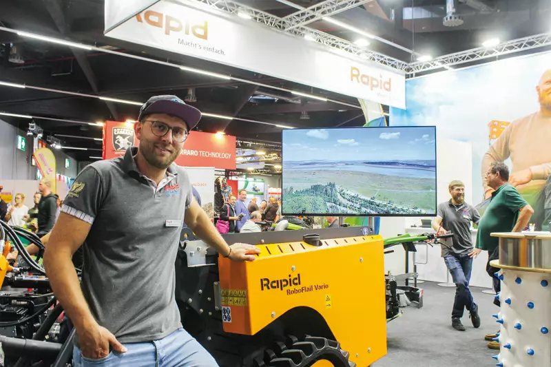 Neuheit in Nürnberg: Benedict Strohmaier, Marketing Manager Rapid Technic AG, präsentierte auf der Messe unter anderem den Rapid RoboFlail Vario D401. Der neue vielseitig einsetzbare funkferngesteuerte Geräteträger ist für harte Mulcheinsätze in schwierigen Lagen konzipiert und einfach zu bedienen. Quelle: Treffpunkt.Bau