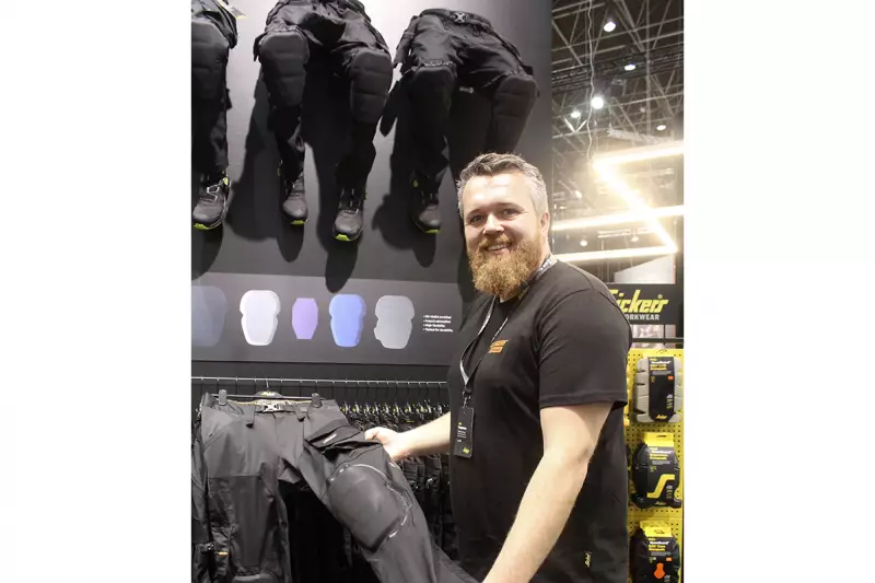 Ein Messe-Highlight am Stand von Hultafors war die neu entwickelte Snickers Allround Stretchhose mit fest eingeschweißten Knieschonern. Präsentiert von Jan Bergmann, Marketingmanager. Quelle: Treffpunkt.Bau