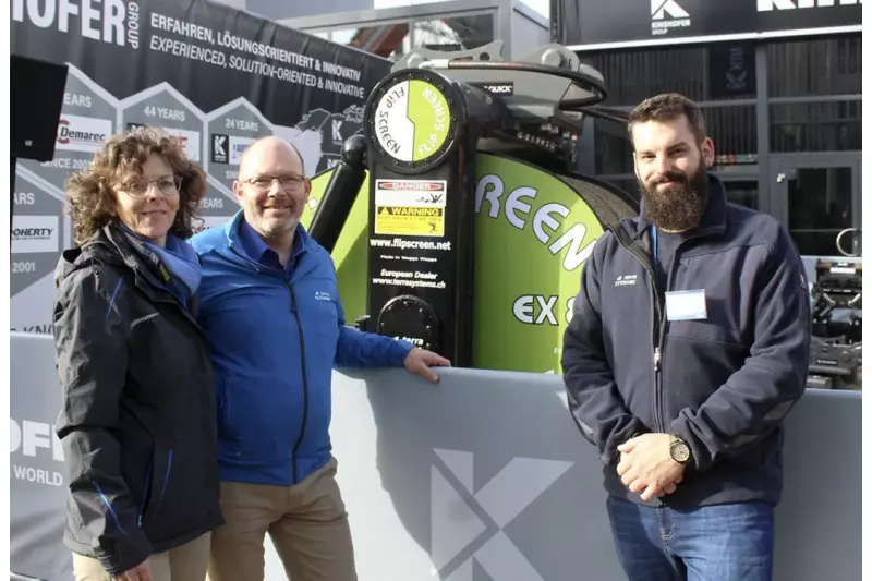 Die Spezialisten von Terrasystems aus der Schweiz trafen wir am Auger Torque-Stand bei Kinshofer. In Aktion zu sehen war u. a. der FlipScreen Sieblöffel. Wir sprachen mit Yvonne Eugster, stv. Geschäftsführerin, Andreas Eugster, Geschäftsführer, und Patric Weingart, Leiter Werkstatt. Quelle: Treffpunkt.Bau