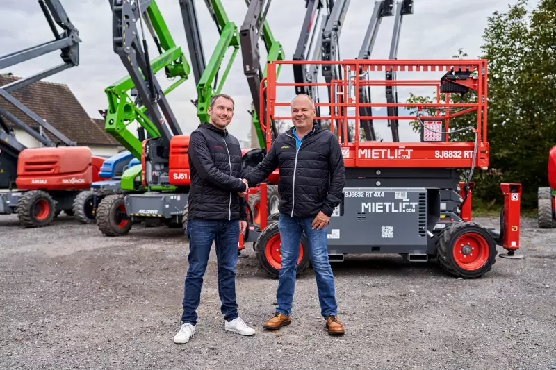 Harald Lorenz (rechts) übergibt die Geschäftsführung von Mietlift.com an Markus Baschnegger.