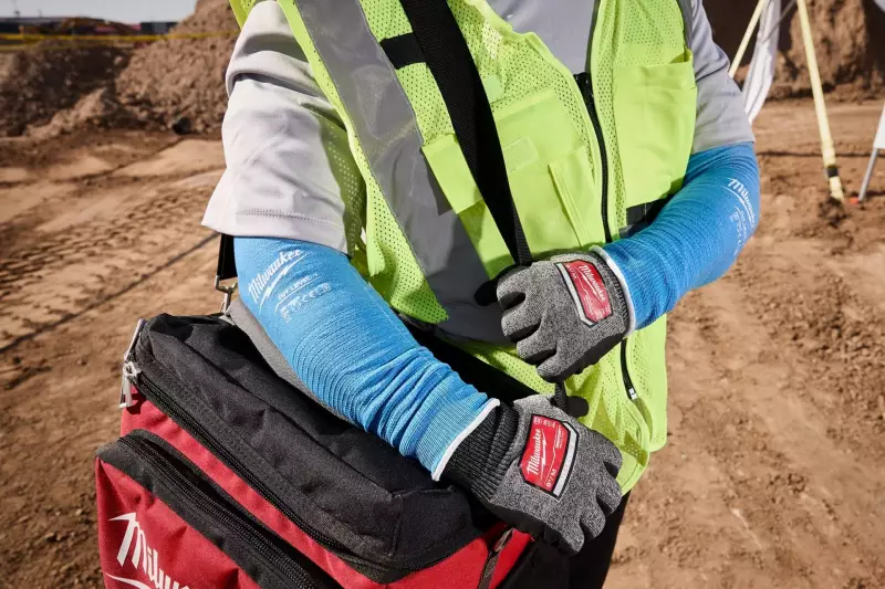 Zu den neuen Produkten mit kühlenden Eigenschaften gehört ein kühlender Arm-Schnittschutz mit 40 cm Länge.