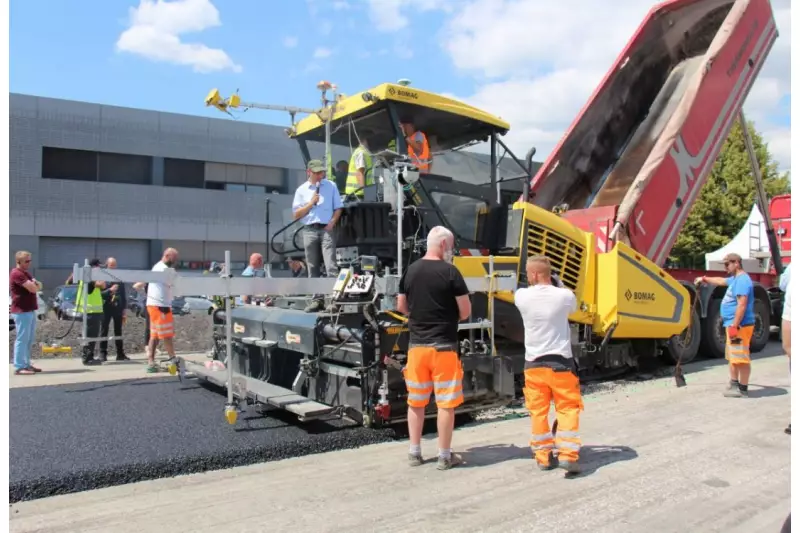 Für den Asphalteinbau wurde der 19,8-t-Fertiger BF 700C von Bomag mit Bohle S500 eingesetzt. Verdichtet und kontrolliert wurde anschließend mit der 7,3-t-Tandemwalze BW 154 AP, ebenfalls von Bomag.