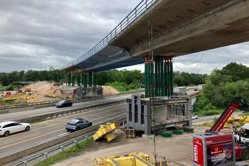 Abbrucharbeiten am Mönchhofdreieck: Die Max Wild GmbH baut die alte Verbindungsrampe über der A3 und der A67 zurück und hat dafür den Brückenüberbau hochgestapelt.