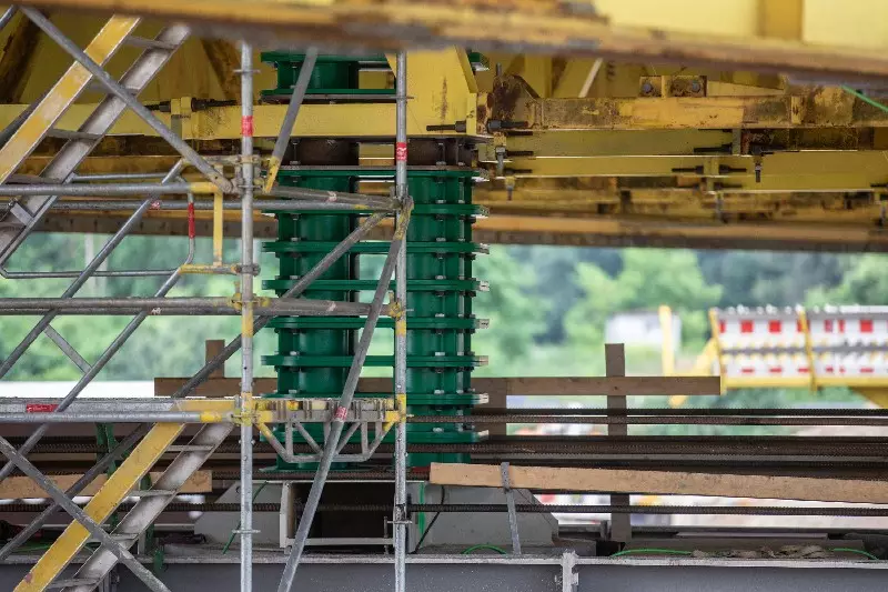 Stück für Stück kletterte der Brückenüberbau gut 5,20 Meter in die Höhe.