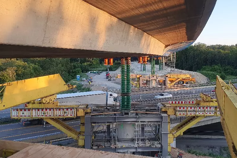 Während fließendem Verkehr schoben die Profis ohne Grenzen die Vorschubrüstung ein. 