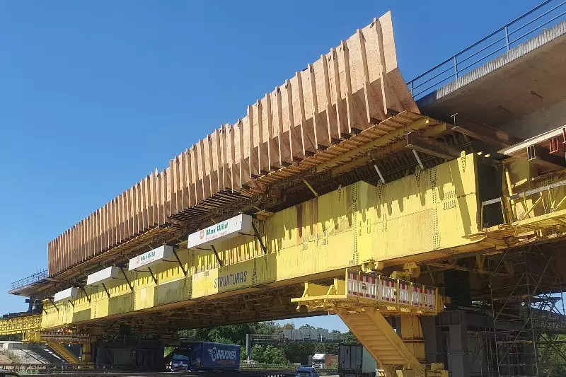 Die Vorschubrüstung ist über 130 Meter lang, 1.200 Tonnen schwer und dient als Traggerüst für die Abbrucharbeiten.