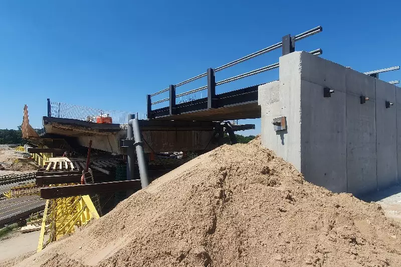 Als Zufahrt auf den angehobenen Brückenüberbau haben die Profis ohne Grenzen eine Behelfsbrücke errichtet. 