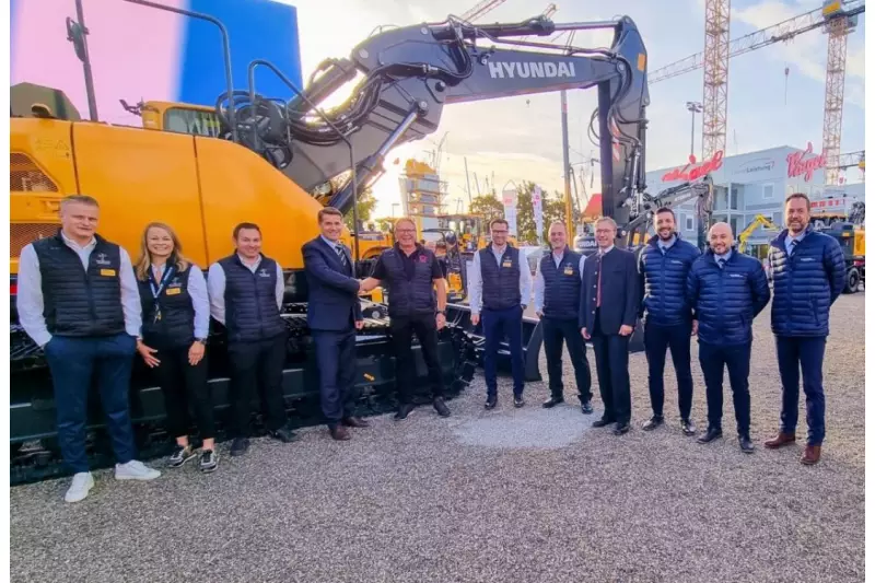 Dr. Hubertus Münster (vierter von Links), Director für Sales & Marketing Europa bei Hyundai Construction Equipment, begrüßt das Mörtlbauer-Team auf der Bauma zur zukünftigen Zusammenarbeit.