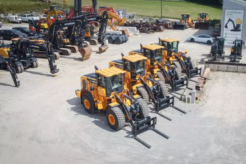 Der Hyundai HL960A ist mit einem kraftvollen 6-Zylinder-Dieselmotor mit 251 PS ausgestattet. Eine innovative Abgasnachbehandlung sorgt für eine Kombination aus Leistungsstärke und Umweltfreundlichkeit. Das ZF-Getriebe ermöglicht eine effiziente Kraftübertragung und macht die Maschine besonders geeignet für den schweren Baustellenbetrieb. 
