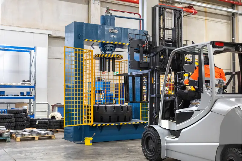 Am Standort Osnabrück presst Bohnenkamp Industriereifen auf und liefert montagefertige Kompletträder an Handel und OEM-Partner.