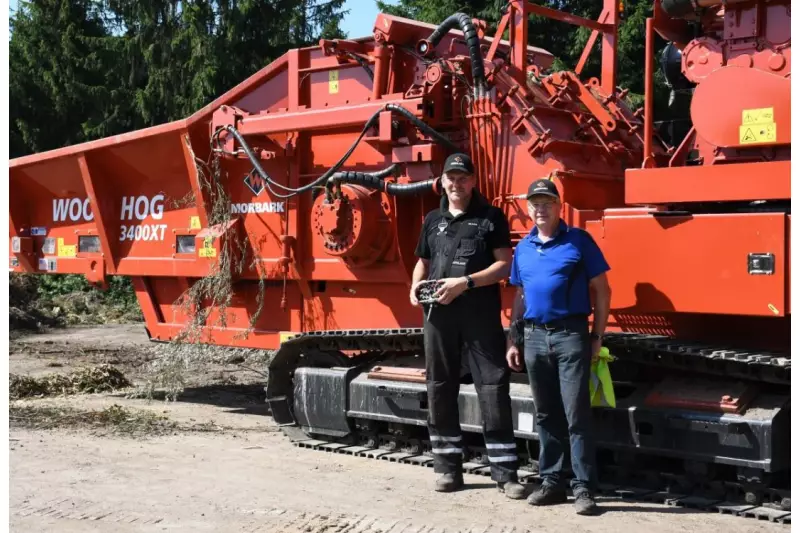Zusammen mit der Morbark 3400 auf Demotour in Deutschland (v.l.): Alwin Baarslag, Technikleiter Stoevelaar Recycling BV, und Gerhard Buhl von Maco Maschinen Consulting.