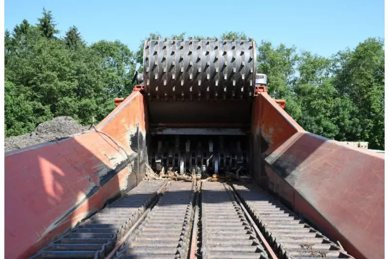 150 cm breit ist der Rotor mit ca. 90 cm Durchmesser an den Werkzeugspitzen. Bei einer Arbeitsdrehzahl von 900 U/min erreicht die Umfangsgeschwindigkeit 80 m/s.