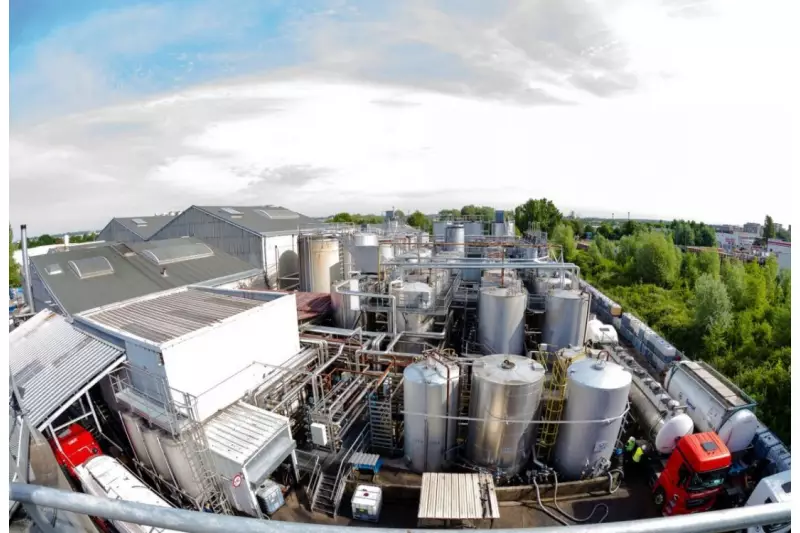 Überblick über die ausgedehnten Motul Produktionsanlagen in Aubervilliers, Frankreich.