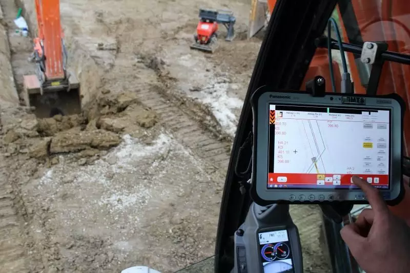 Bei der Grabenrückverfüllung lässt die 3D-Baggersteuerung den Baugeräteführer immer die exakte Höhe des Erdplanums im Blick behalten.