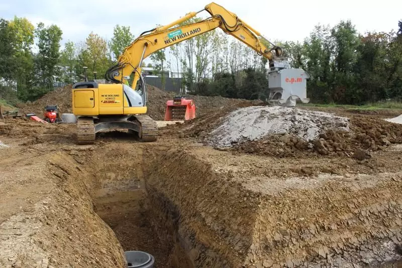 Mittels e.p.m Streuer lässt sich Bindemittel dosiert auf den anstehenden Boden ausbringen.