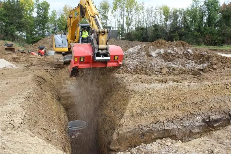 Mit dem Allu-Schaufelseparator wird das Boden-Bindemittel-Gemisch homogenisiert und im gleichen Arbeitsgang in den Graben eingebaut.